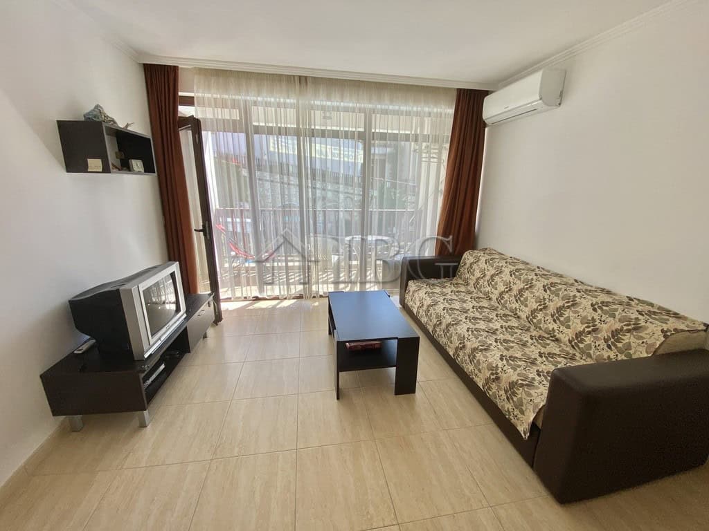Apartment with pool view in Sveti Vlas, Etara 1 complex. Bright living room with large windows and b.