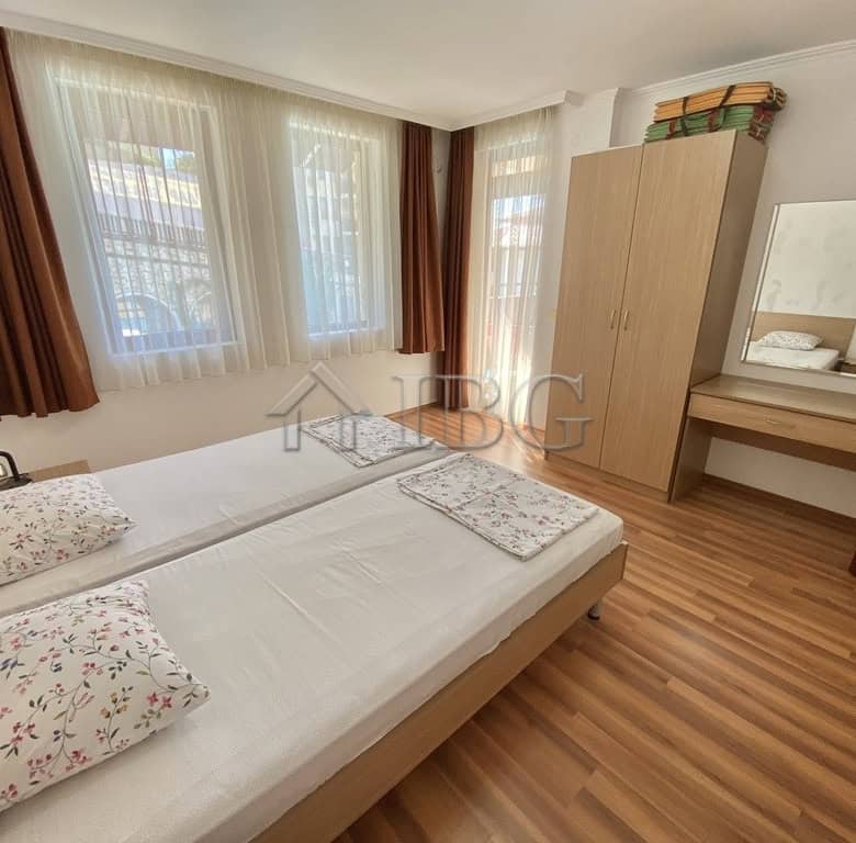 Spacious one-bedroom apartment with pool view in Etara 1, Sveti Vlas, perfect for relaxing holidays.