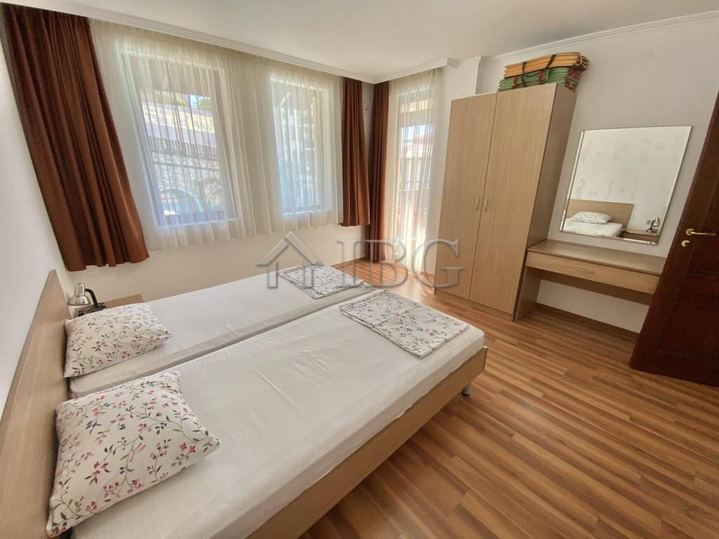 Spacious one-bedroom apartment with pool view in Etara 1, Sveti Vlas, perfect for relaxing holidays.