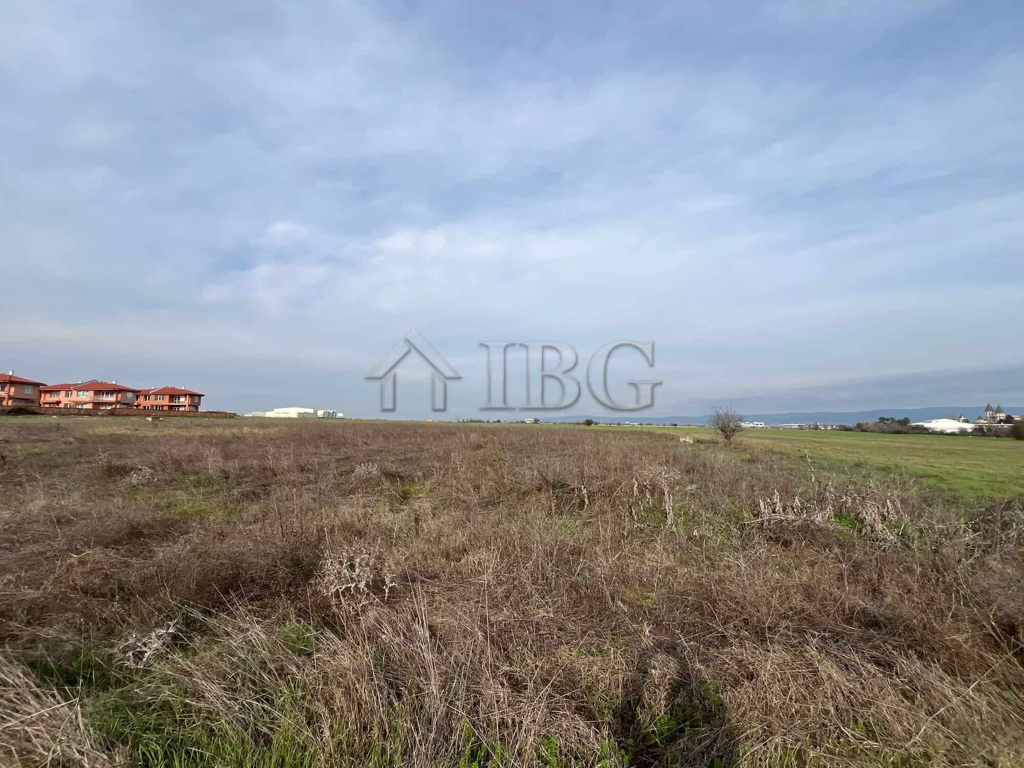 Regulated Plot of Land in Ravda Regulated land plot in Ravda ready for development, with scenic views and easy access to local ameni.