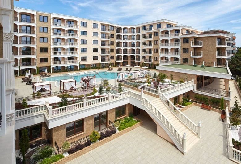 Apartment with pool and sea views in Valencia Gardens, Nessebar.