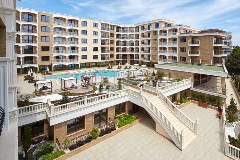 Apartment with pool and sea views in Valencia Gardens, Nessebar.