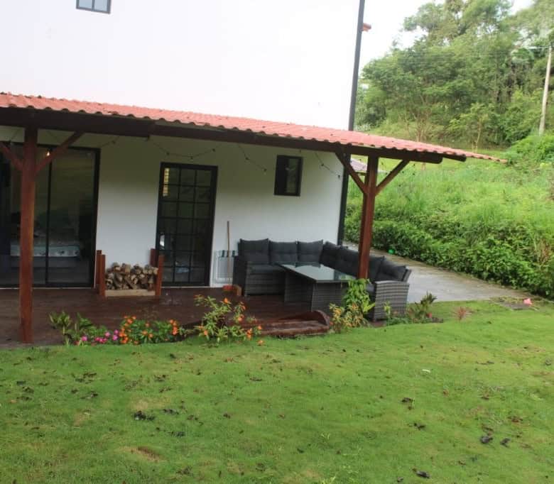 Beautiful 5-bedroom house with spacious outdoor patio in Portal de Mindo, Ecuador, perfect for famil.