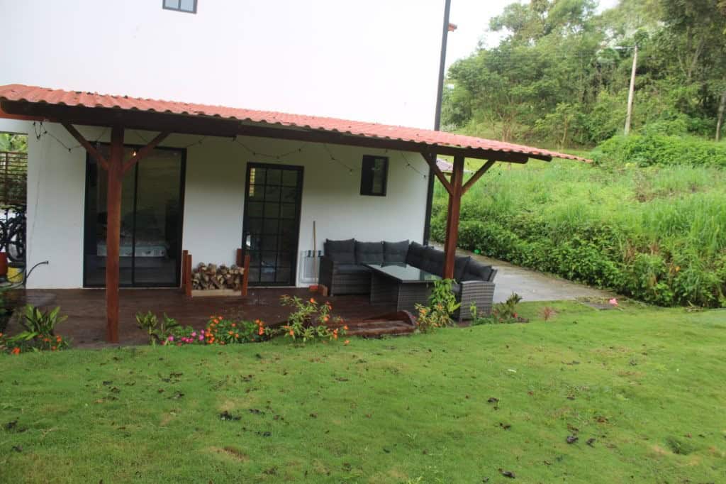 Beautiful 5-bedroom house with spacious outdoor patio in Portal de Mindo, Ecuador, perfect for famil.