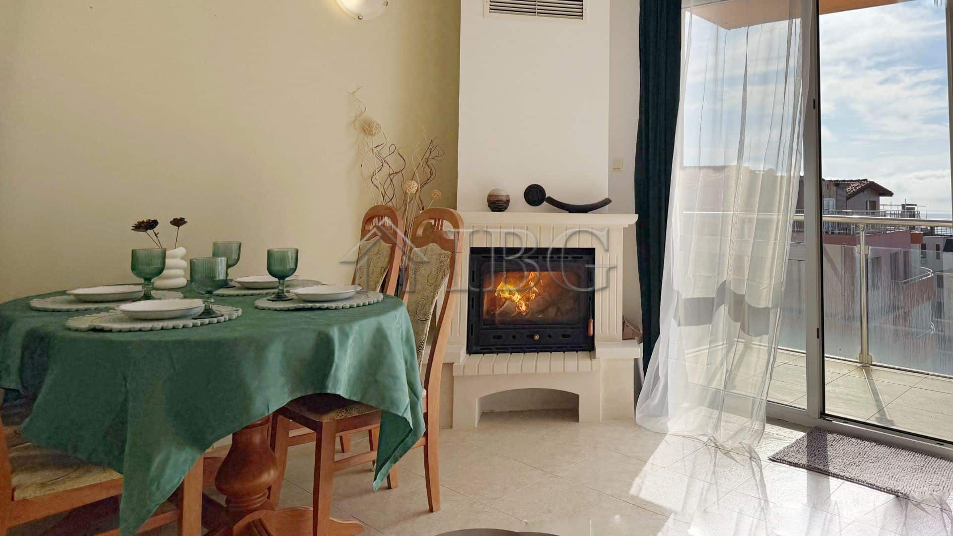 Spacious 2-bedroom apartment with sea view in Sveti Vlas's Vista Residence. Modern interior, balcony.