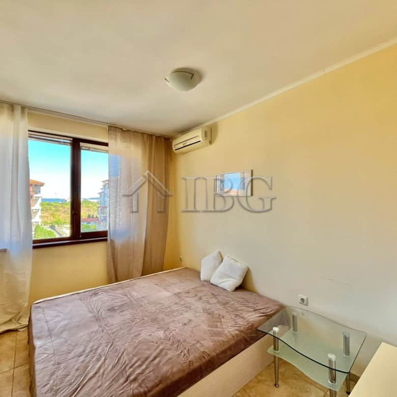 Bright apartment with large windows and sea views in Ravda. Perfect for comfortable living or invest.