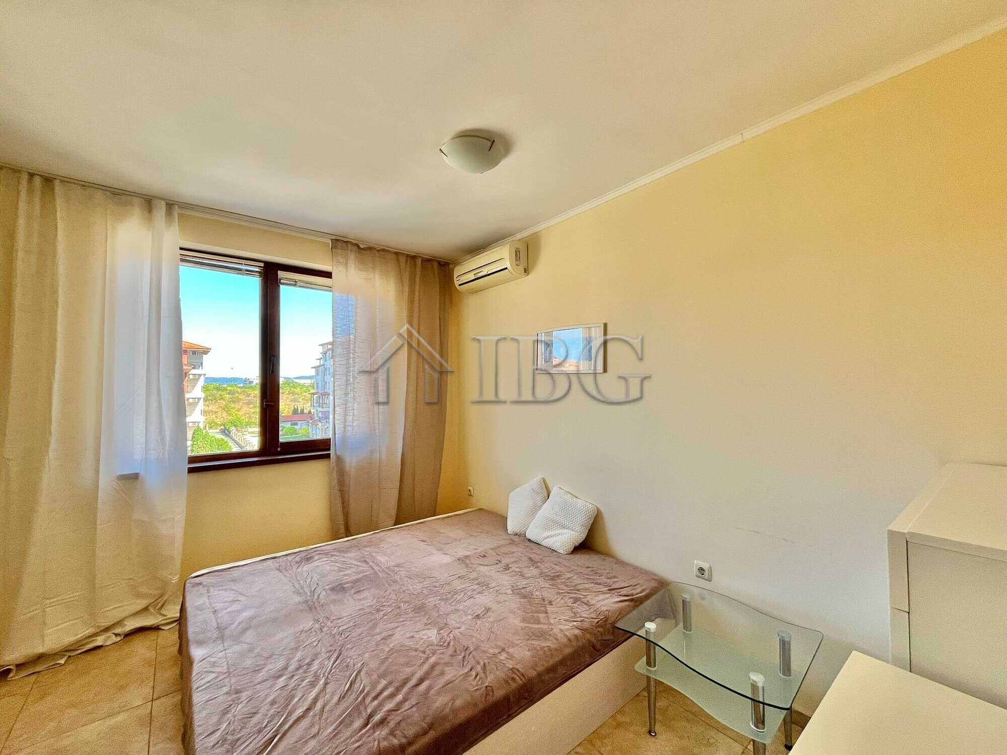 Bright apartment with large windows and sea views in Ravda. Perfect for comfortable living or invest.