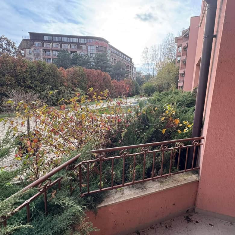 Bright and spacious one-bedroom apartment overlooking the pool in Sunflower complex, Sunny Beach.