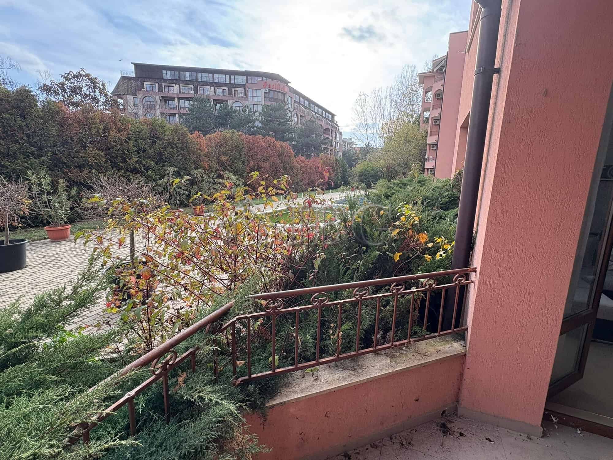 Bright and spacious one-bedroom apartment overlooking the pool in Sunflower complex, Sunny Beach.