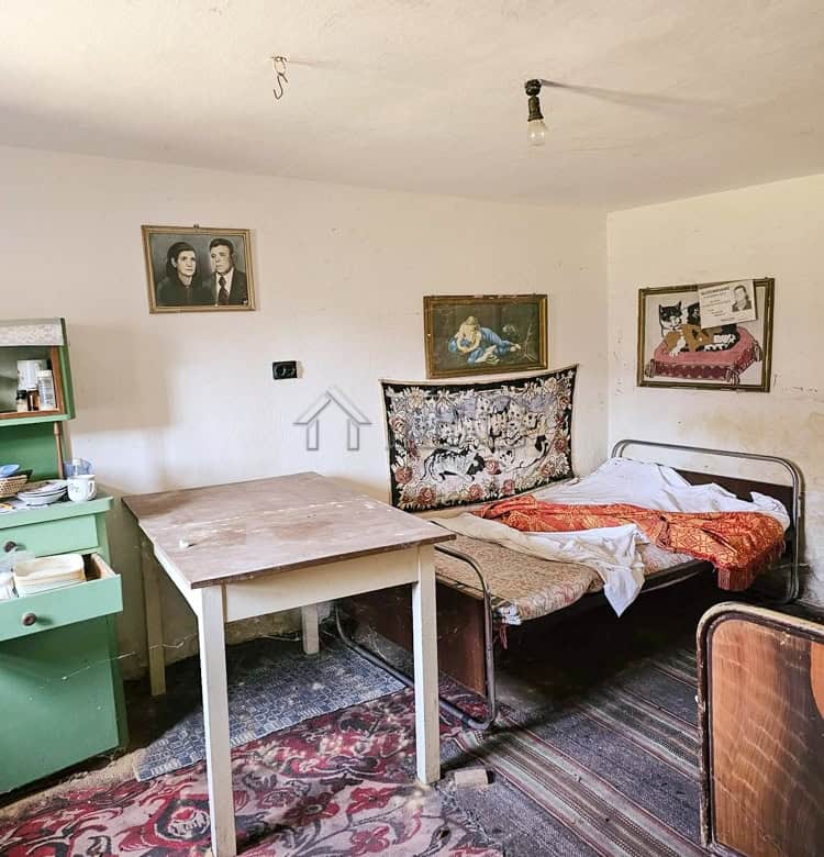 Renovation opportunity in a spacious house with a large plot for full refurbishment. Ideal for inves.