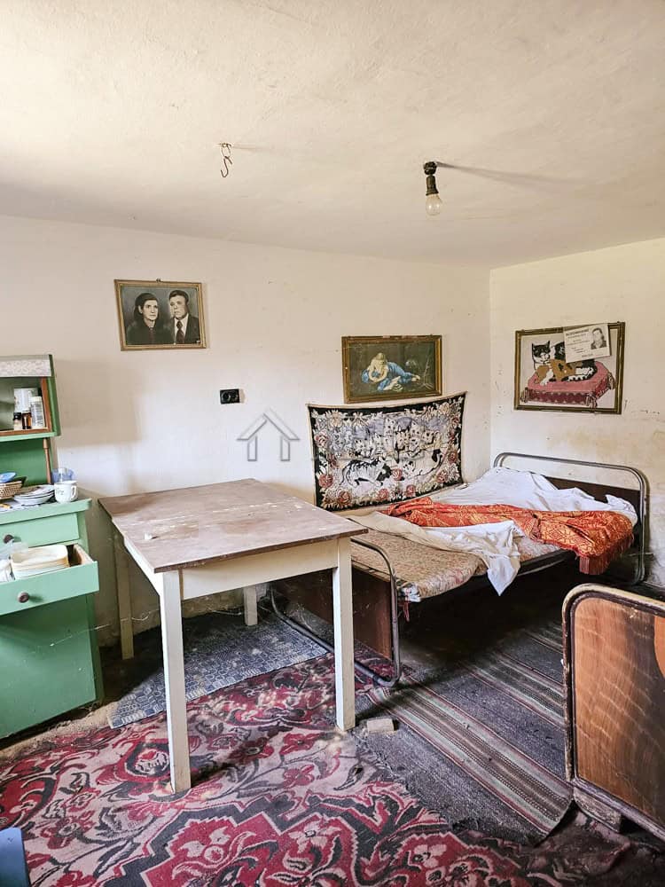 Renovation opportunity in a spacious house with a large plot for full refurbishment. Ideal for inves.