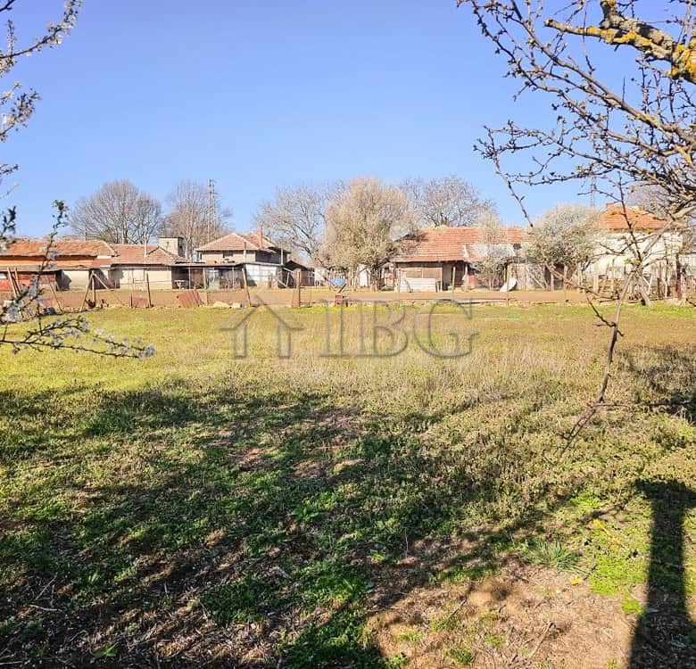 Spacious plot with lush greenery, ideal for renovation and building a dream home in a peaceful neigh.