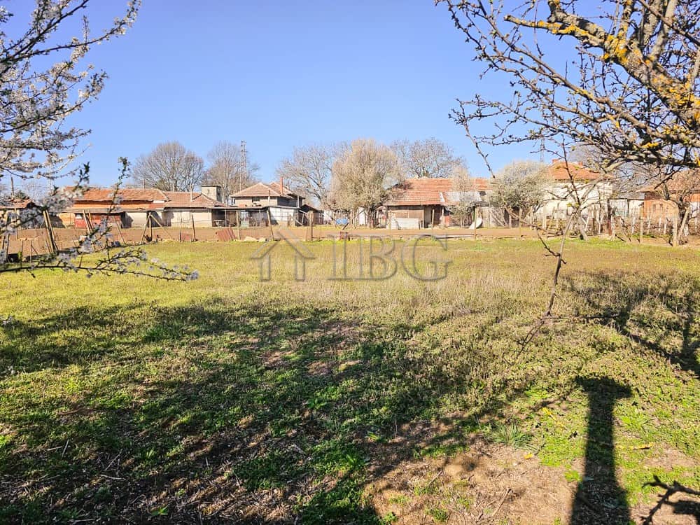 Spacious plot with lush greenery, ideal for renovation and building a dream home in a peaceful neigh.