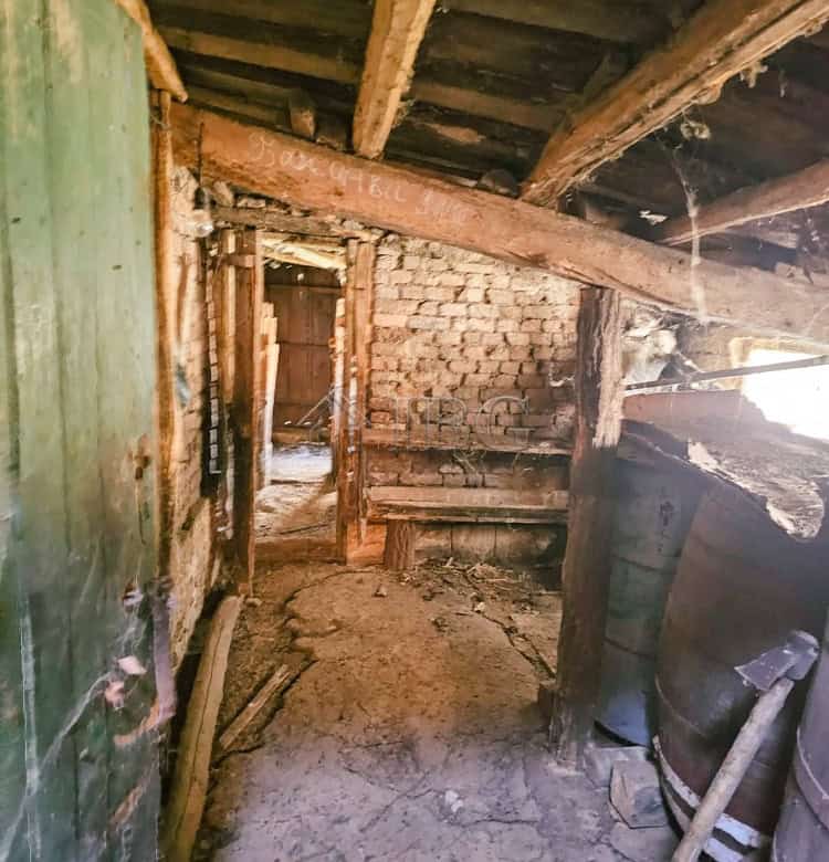 House with great potential for renovation on a large plot of land, ideal for investors seeking a ful.