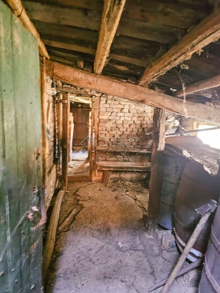 House with great potential for renovation on a large plot of land, ideal for investors seeking a ful.