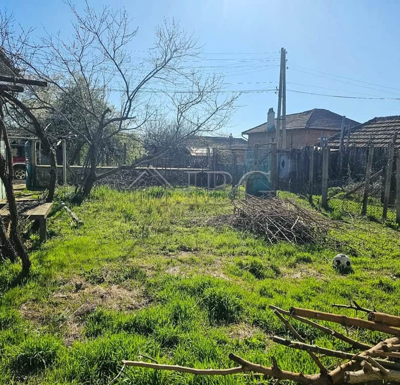 House with large plot ideal for renovation and development opportunities.