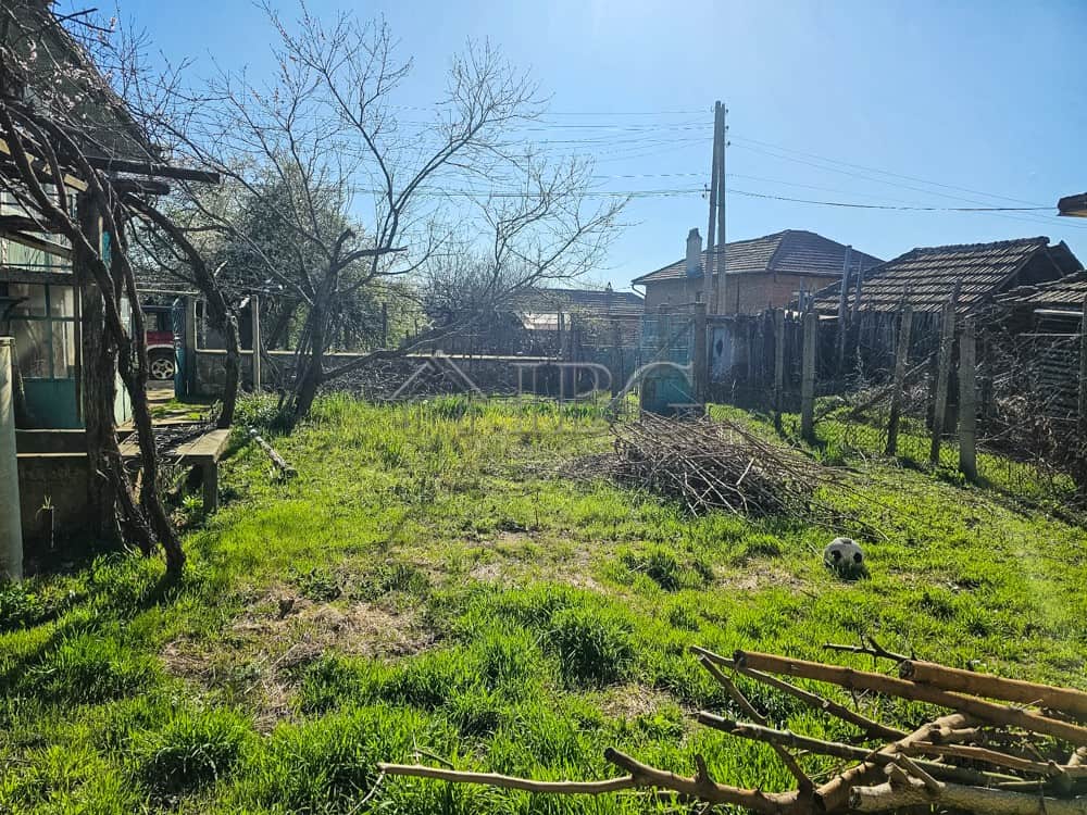 House with large plot ideal for renovation and development opportunities.
