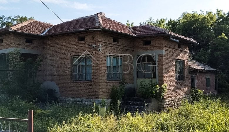 Solid house with renovated roof and spacious garden in a peaceful village setting.