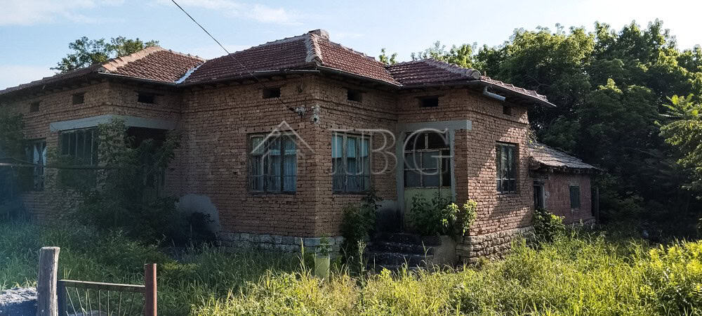 Solid house with renovated roof and spacious garden in a peaceful village setting.