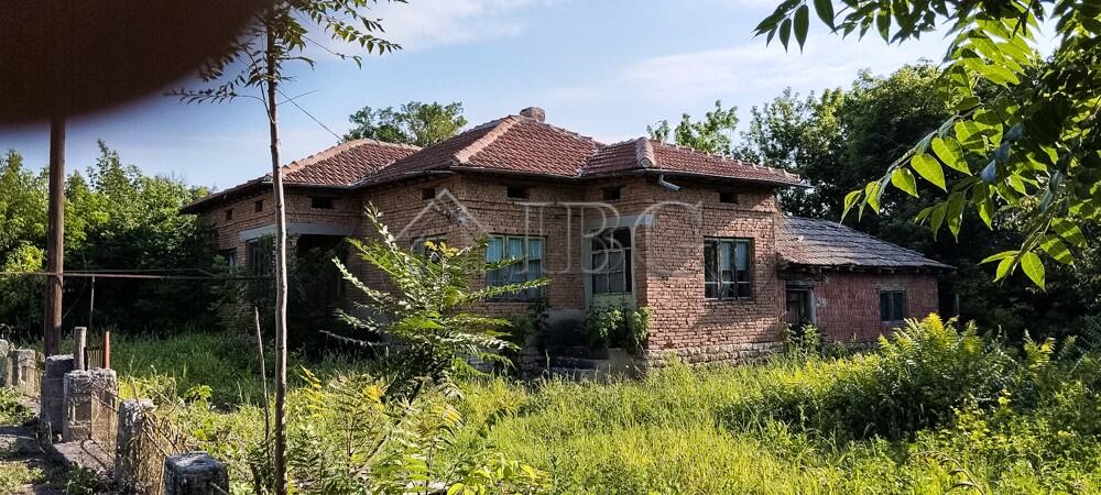 Solid house with renovated roof in a peaceful village setting. Spacious garden of 1,450 sq.m. ideal.