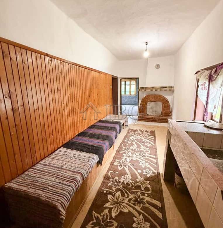 Charming partly renovated house with outbuildings close to the sea and General Toshevo. Ideal for co.