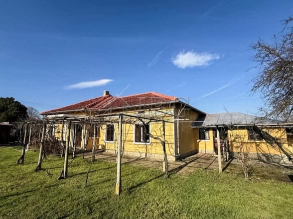 Partly renovated house with outbuildings located close to the sea and General Toshevo. Ideal for a p.