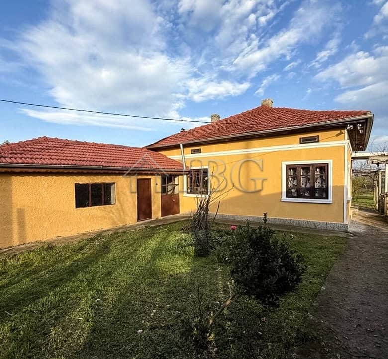 Spacious partly renovated house with outbuildings close to the sea and General Toshevo, ideal for a.