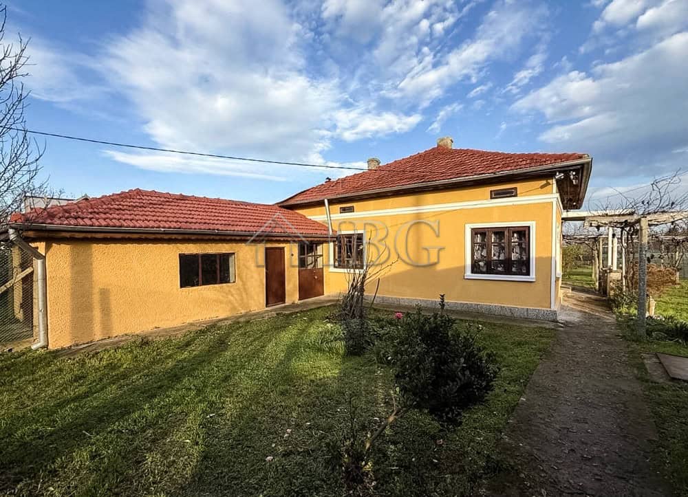 Spacious partly renovated house with outbuildings close to the sea and General Toshevo, ideal for a.