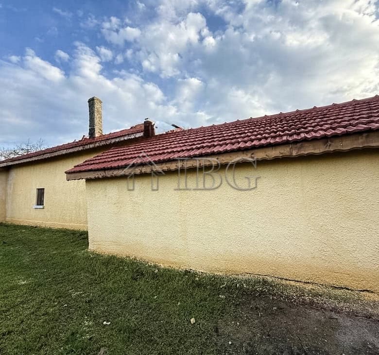 House with outbuildings close to the sea in General Toshevo.