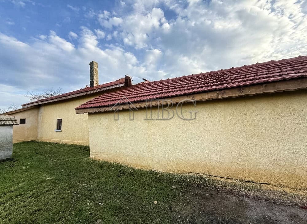 House with outbuildings close to the sea in General Toshevo.