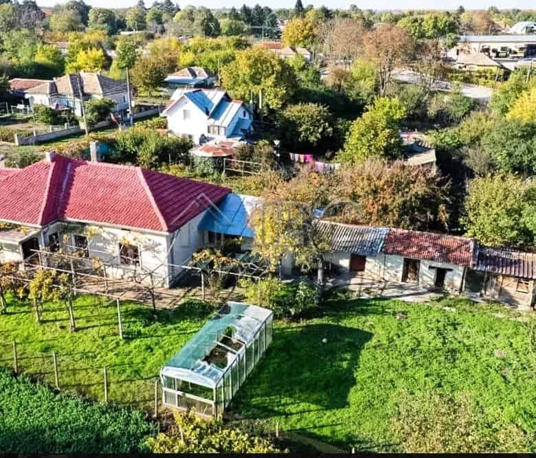 Bright partly renovated house with outbuildings close to the sea and General Toshevo. Ideal for a pe.