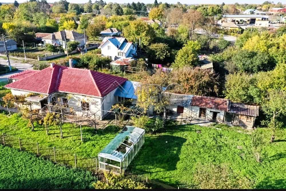 Bright partly renovated house with outbuildings close to the sea and General Toshevo. Ideal for a pe.