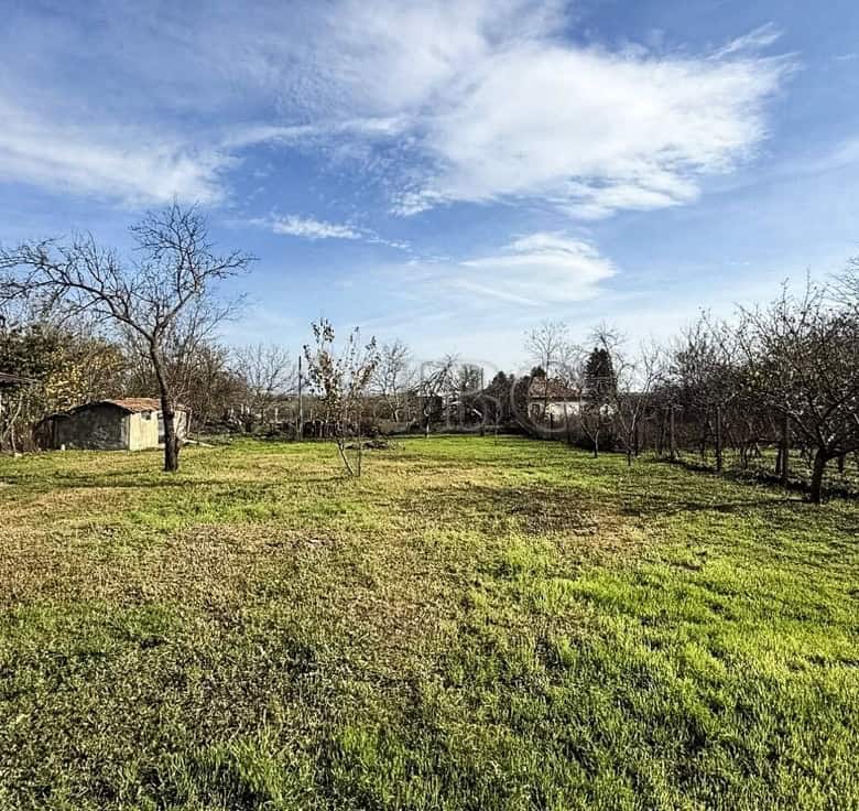 Partly renovated house with outbuildings located close to the sea and General Toshevo. Ideal for a p.
