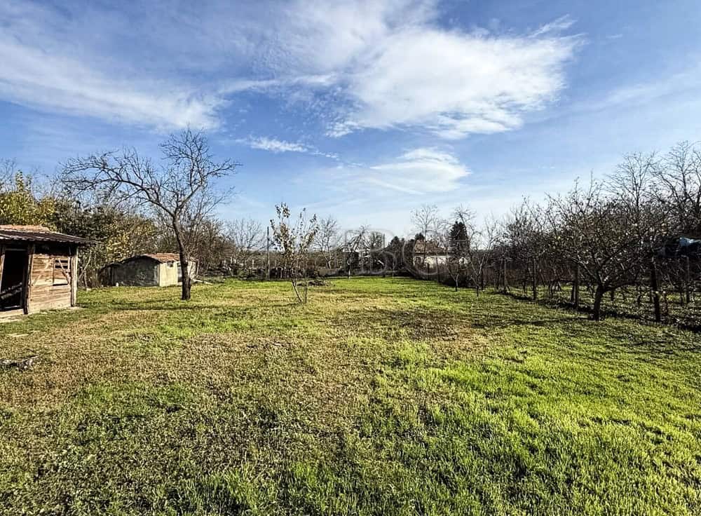 Partly renovated house with outbuildings located close to the sea and General Toshevo. Ideal for a p.