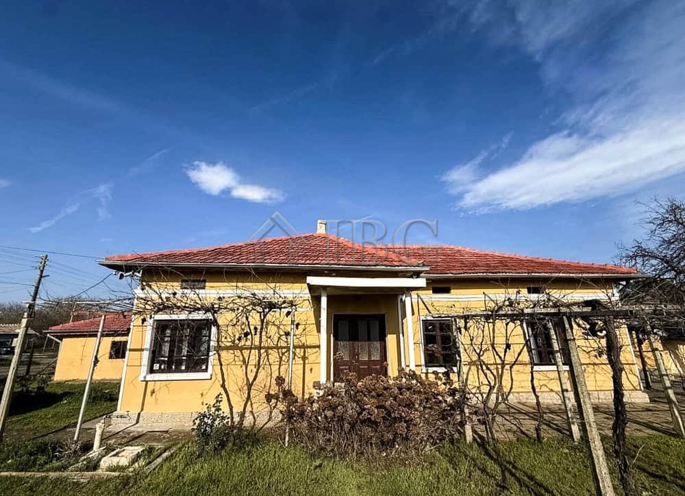 Spacious partly renovated house with outbuildings located near the sea and General Toshevo, ideal fo.