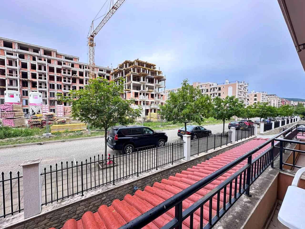 One-Bedroom Apartment in Sveti Vlas Modern apartment with balcony overlooking construction site in Sveti Vlas.