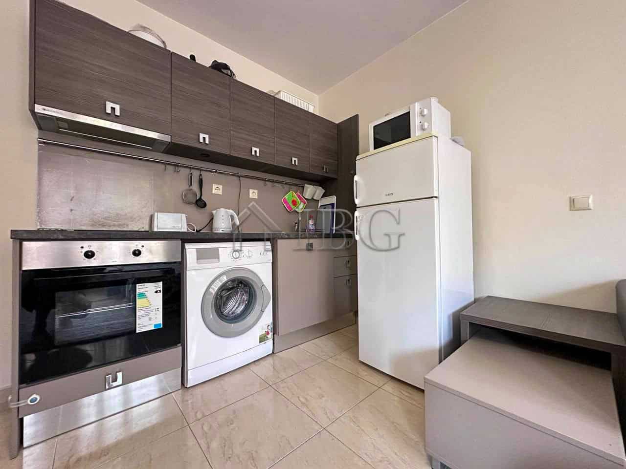 One-Bedroom Apartment Kitchen in Sveti Vlas Modern kitchen in a Sveti Vlas one-bedroom apartment with appliances and cabinetry.