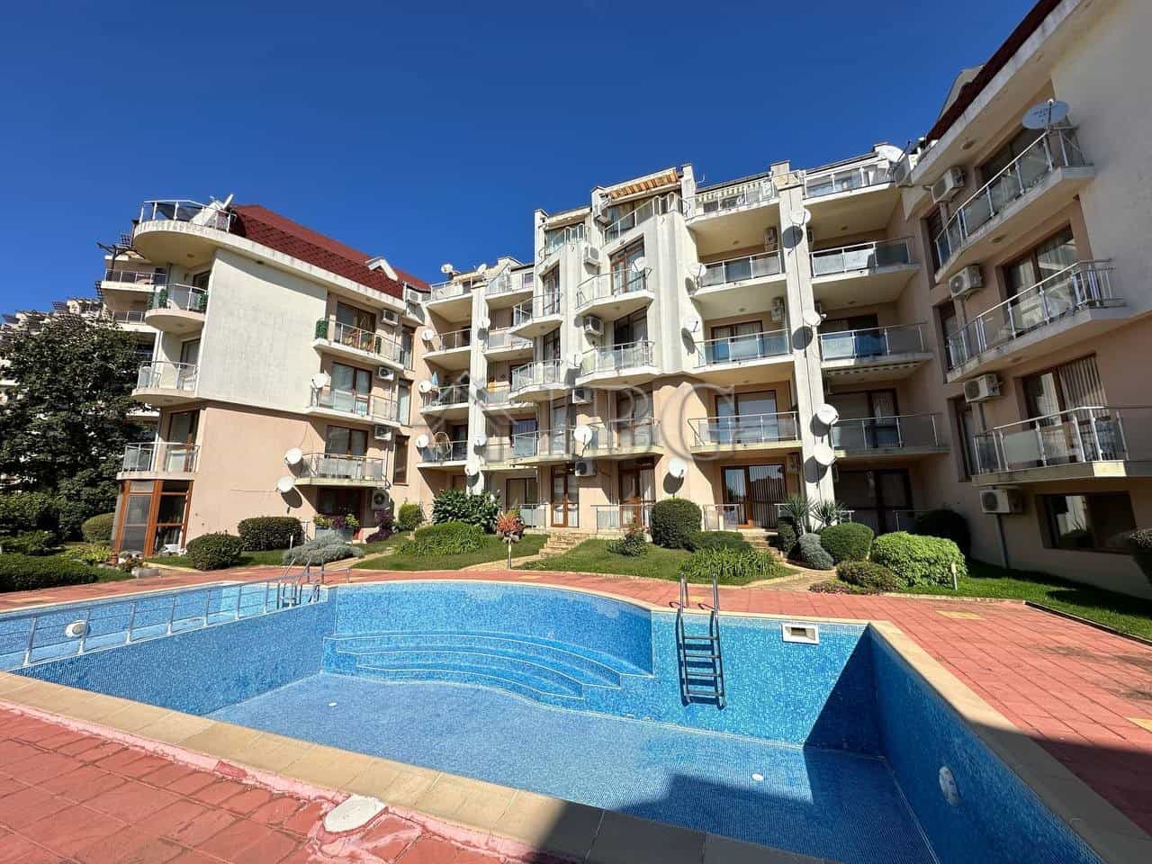 Spacious two-bedroom apartment in Star Fish Complex, Sveti Vlas, with modern amenities and balcony v.
