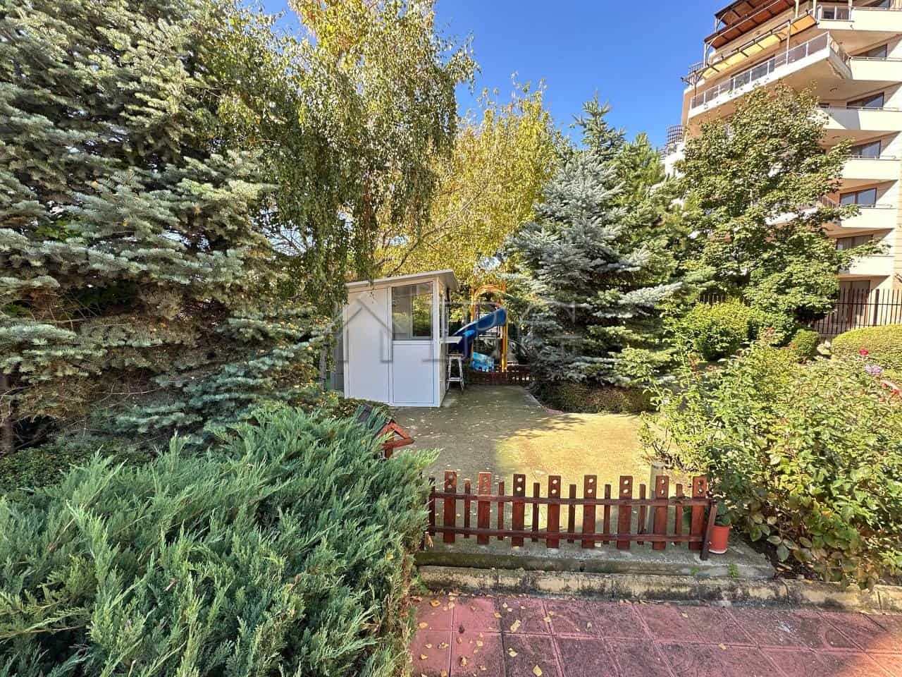 Spacious two-bedroom apartment in Star Fish Complex, Sveti Vlas, with lush greenery and garden views.