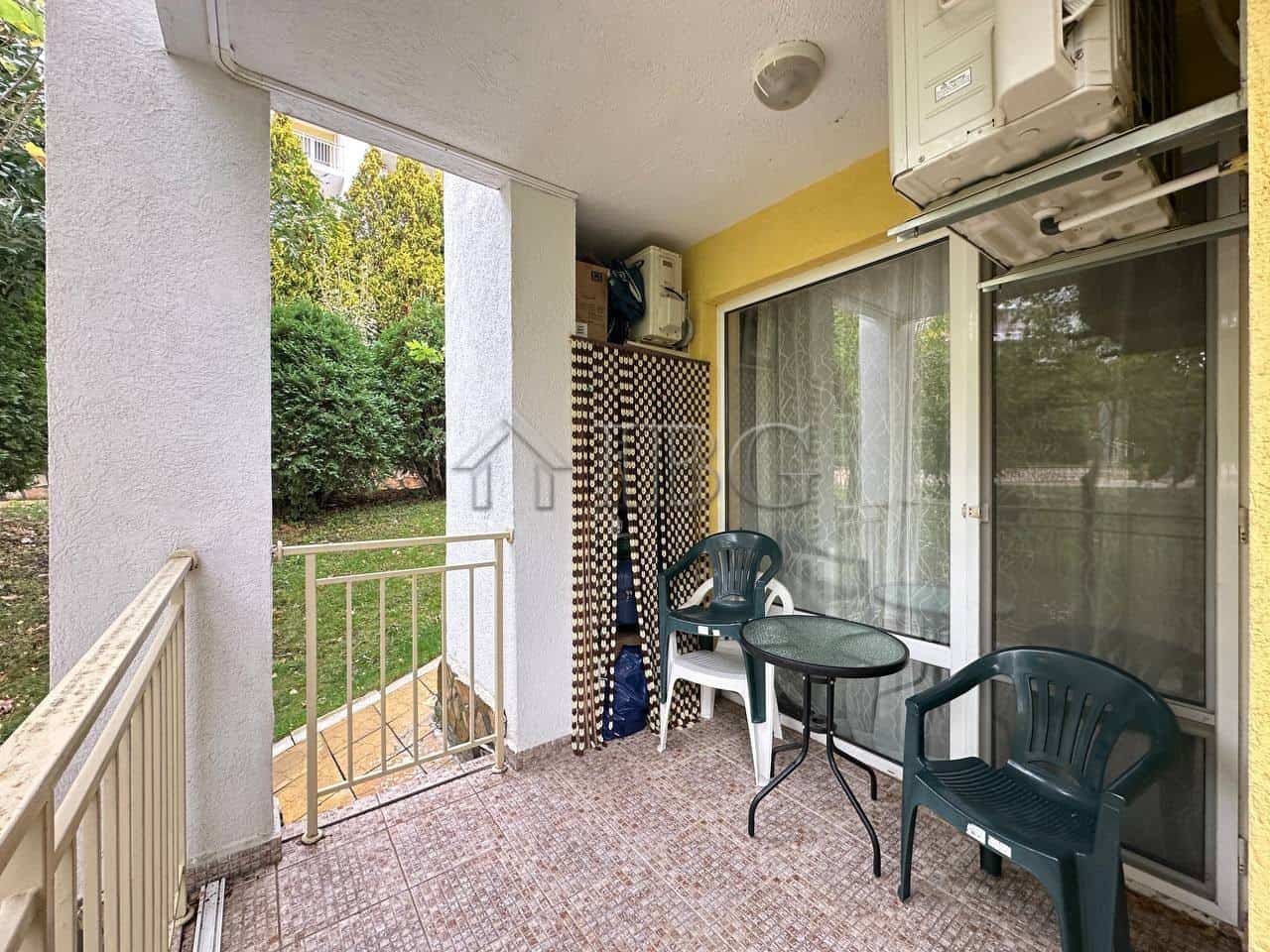Ground floor 1-bedroom apartment with garden view and outdoor seating area in Sveti Vlas.
