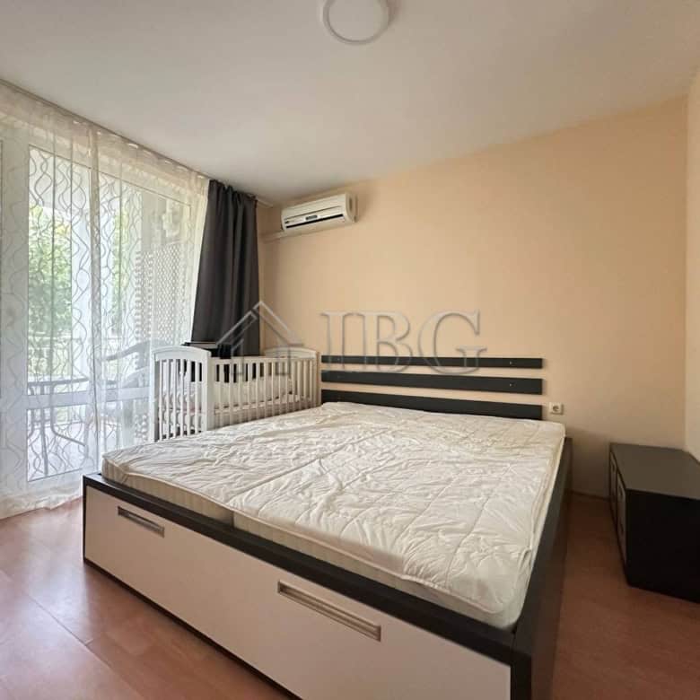 Cozy ground floor apartment featuring a bedroom with garden views and modern furnishings. Perfect fo.