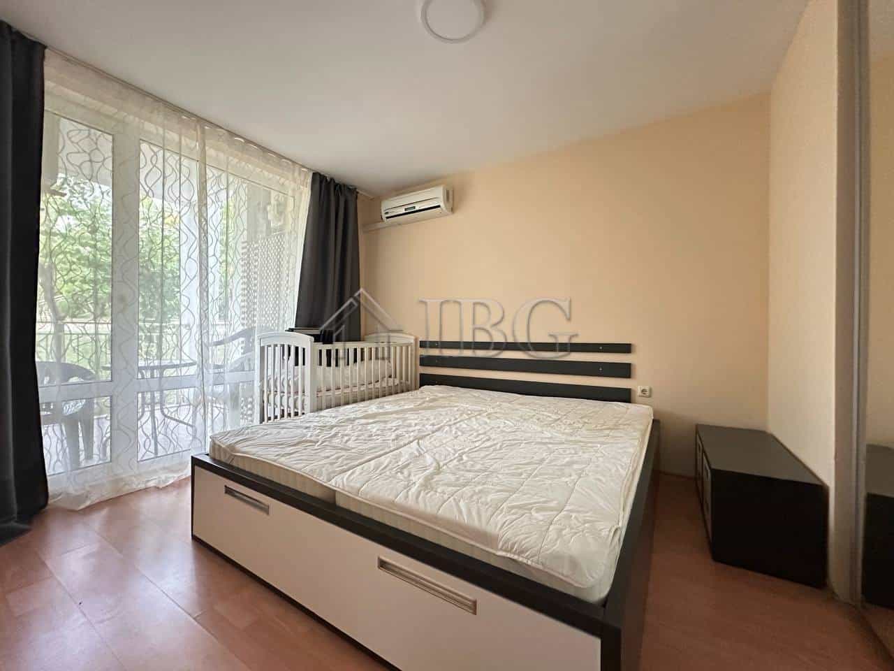 Cozy ground floor apartment featuring a bedroom with garden views and modern furnishings. Perfect fo.