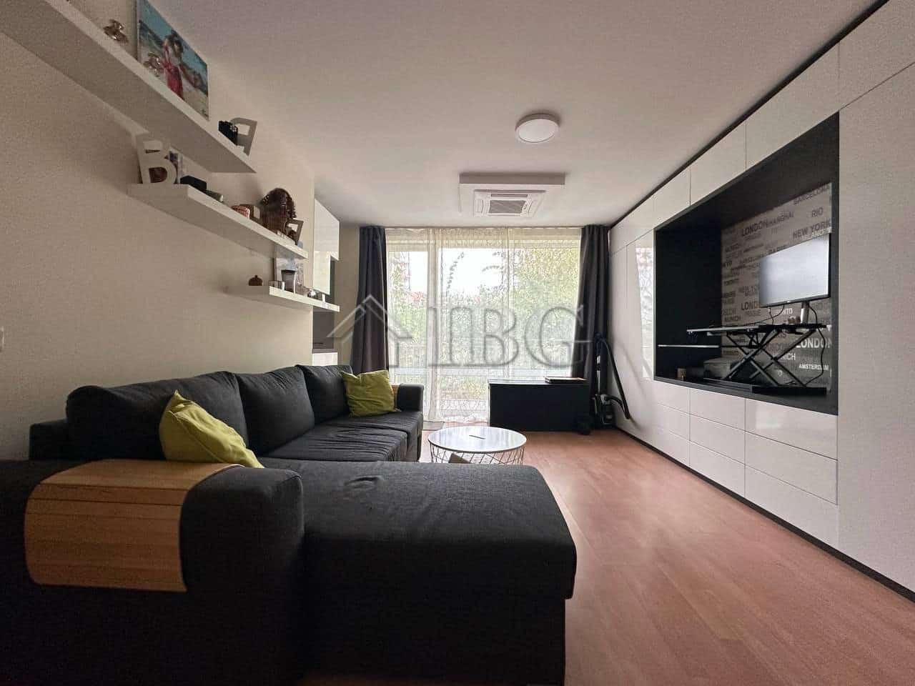 Bright ground-floor apartment with a garden view in Sveti Vlas. Perfect for relaxing and enjoying ou.