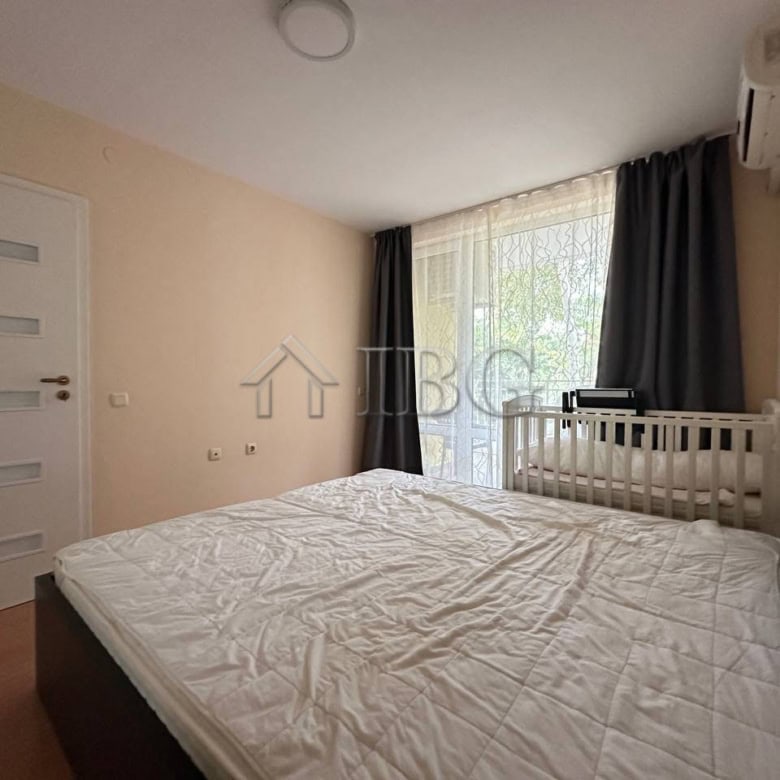 Cozy ground floor apartment with a garden view in Sveti Vlas, featuring a comfortable bedroom and mo.