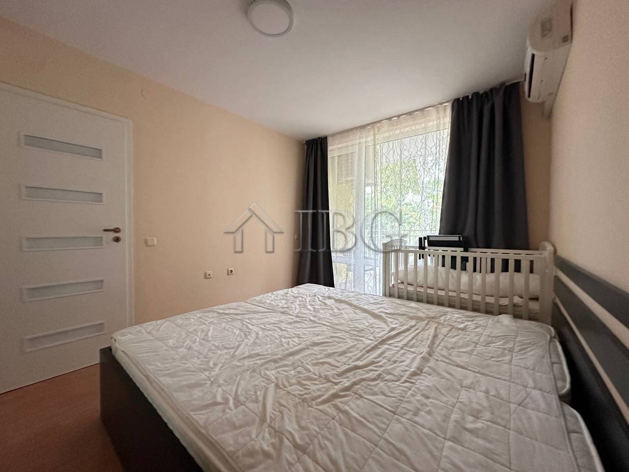 Cozy ground floor apartment with a garden view in Sveti Vlas, featuring a comfortable bedroom and mo.