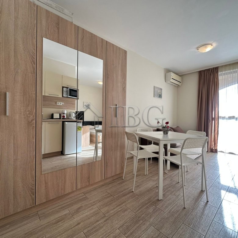 Modern studio with direct pool access in Cascadas Ravda, 350m from the sea.