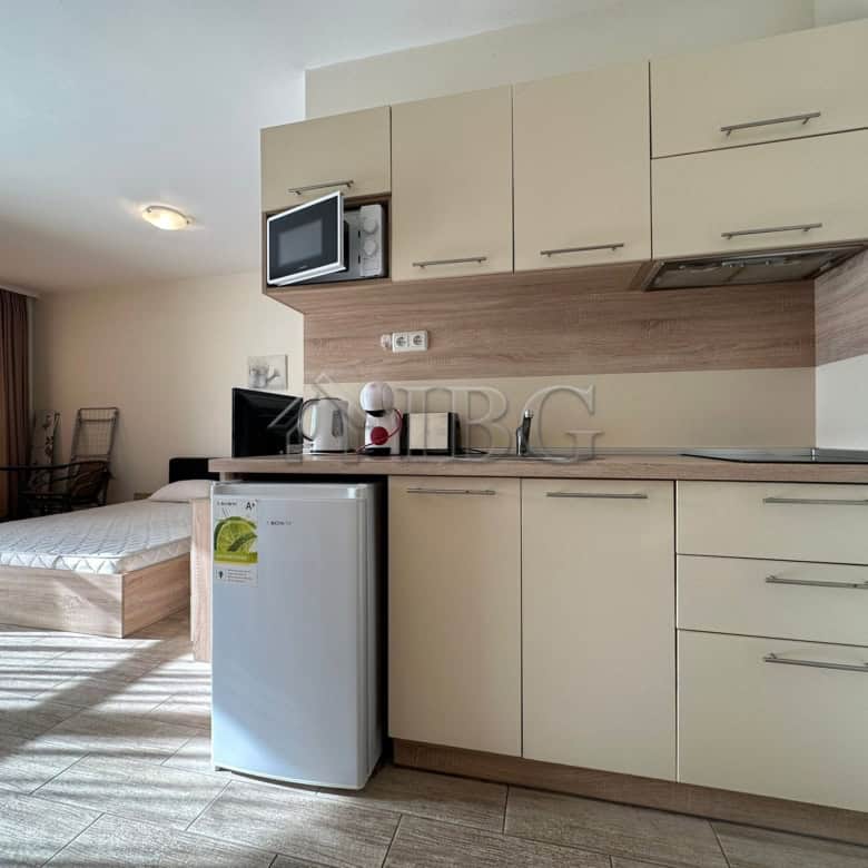 Studio apartment with direct pool access in Cascadas Ravda, 350m from the sea.