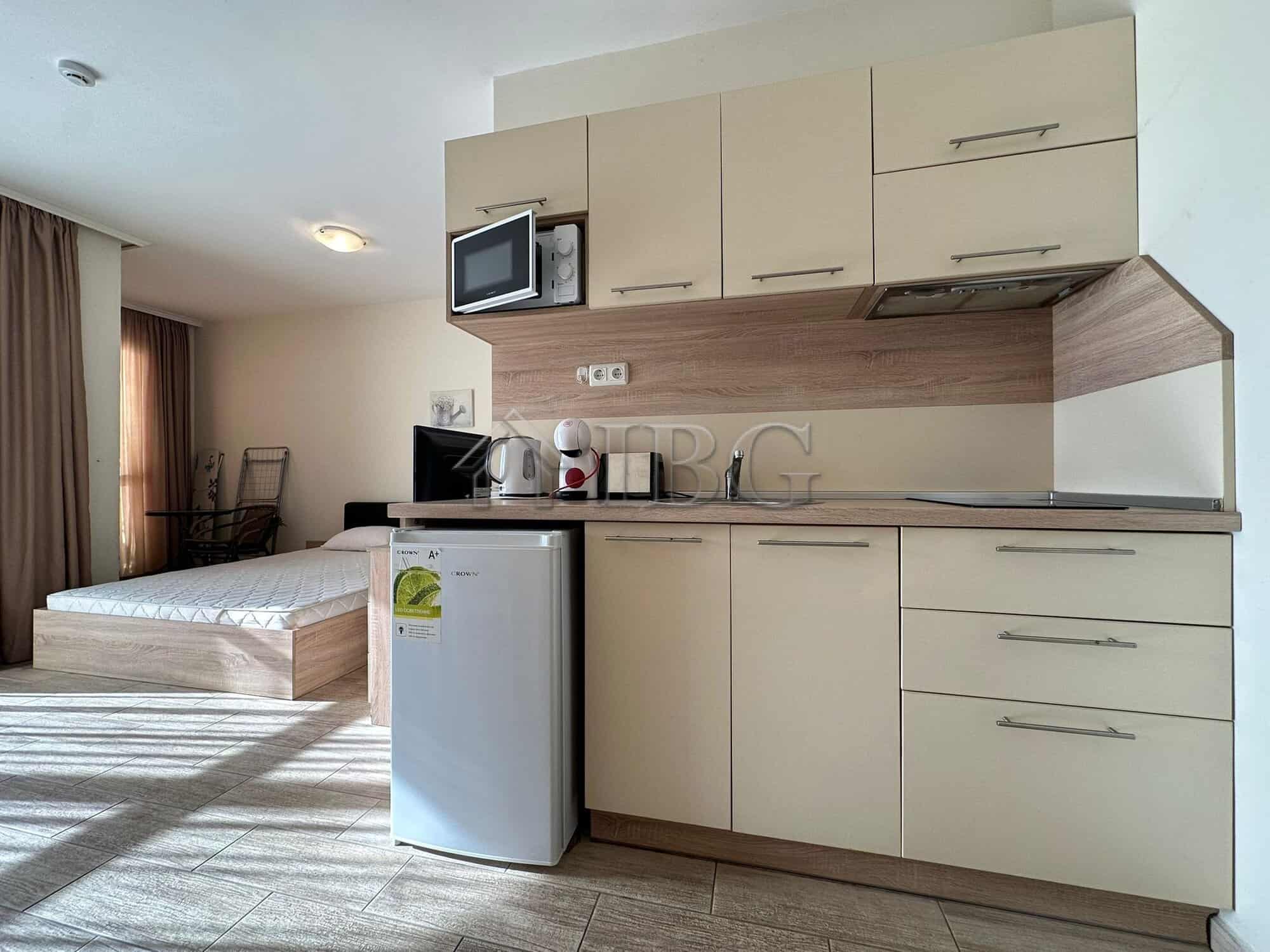 Studio apartment with direct pool access in Cascadas Ravda, 350m from the sea.
