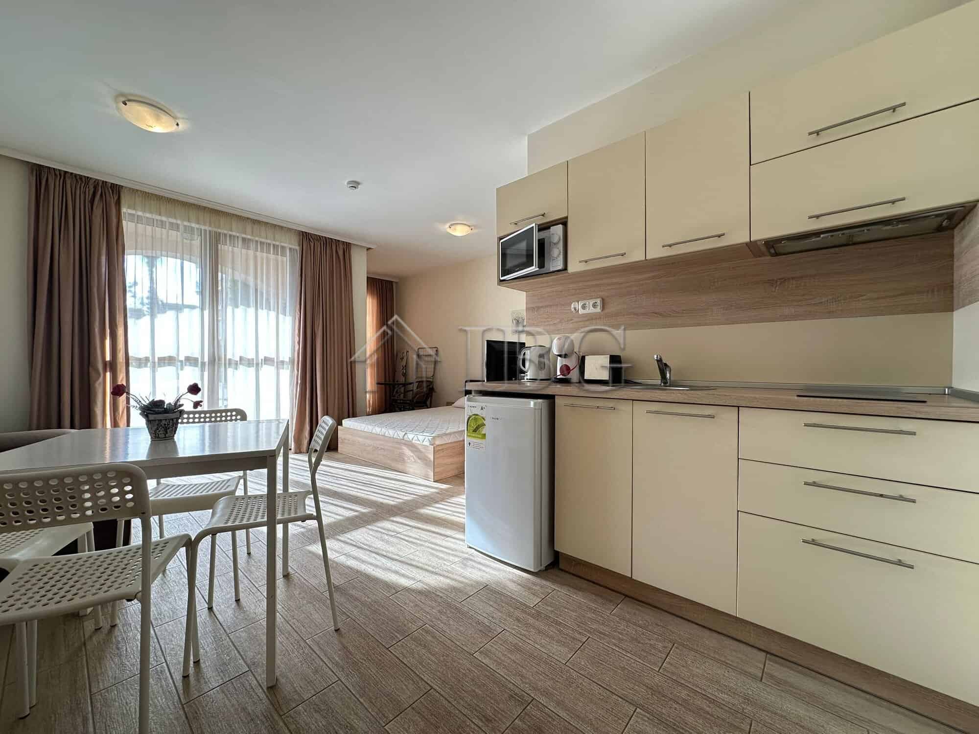 Studio with direct pool access in Cascadas Ravda, just 350 meters from the sea, featuring modern kit.