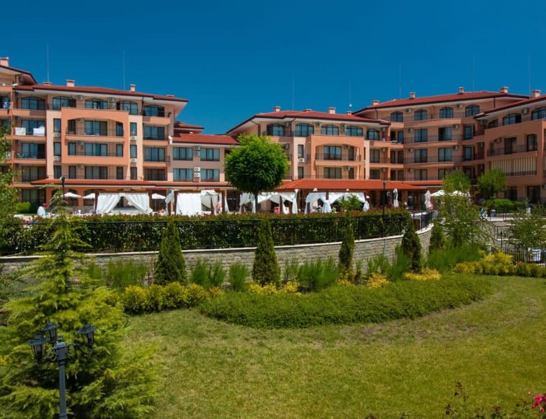 Bright 1-bedroom apartment in Sveti Vlas near the sea, with spacious living areas and scenic views.